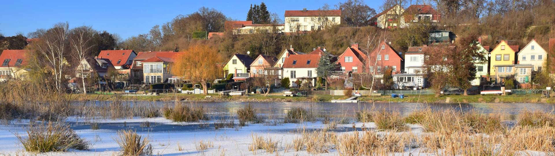 winteransicht häuserzeile an der havel