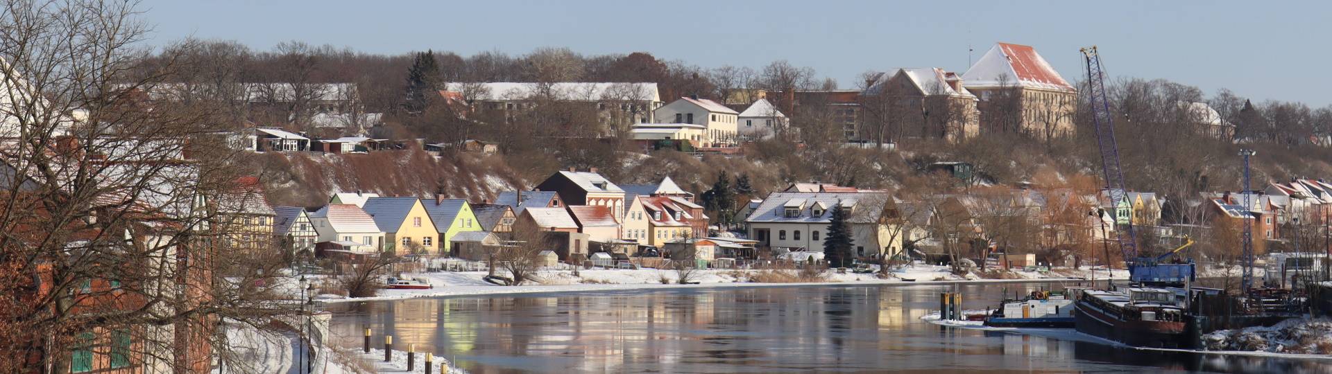 häuserzeile an der havel mit schiff bei werft winter ©Hansestadt Havelberg