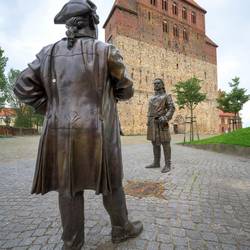 bronzefiguren am dom alexander ka ner