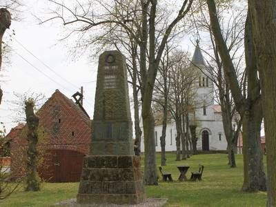 kriegsdenkmal, altes feuerwehrhäuschen und kirche warnau © Hansestadt Havelberg