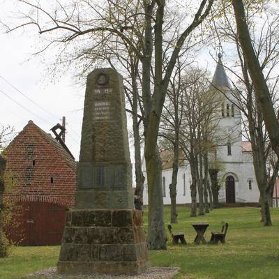 kriegsdenkmal, altes feuerwehrhäuschen und kirche warnau © Hansestadt Havelberg