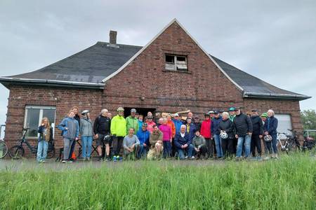 elberadeltag 05. mai 2024 gruppenfoto an der alten orderstation auf dem mitteldeich mit dem oho e. v. hansestadt havelberg