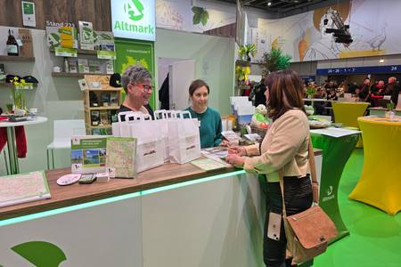 internationale gr ne woche berlin altmarkstand halle 23b tourist info mitarbeiter