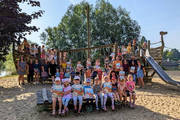 kindertageseinrichtungen Übergabe der wimmelbücher gruppenfoto 09.2023