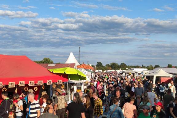 Reges Treiben auf dem Kleinhandelsplatz und Trödelmarkt ©Hansestadt Havelberg