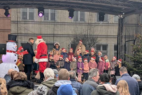havelberger weihnachtsmarkt weihnachtsmann b rgermeister und havelspatzen