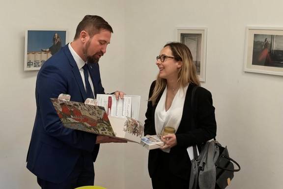 Übergabe Kiste KOSTbar an BM Elisa Parenti III Übergabe Kiste Kostbar an BM Elisa Parenti