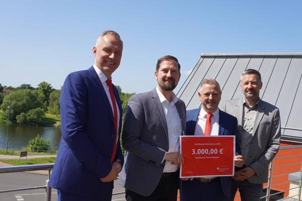 Sparkasse Stendal unterstützt den 30. Havelberger Bootskorso mit 3.000 Euro sparkasse stendal unterst tzt den 30. havelberger bootskorso mit 3.000 euro dankesch n