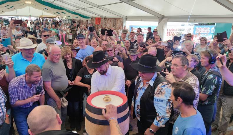 havelberger pferdemarkt 2022 offizielle eröffnung per bierfassanstich ©hansestadt havelberg
