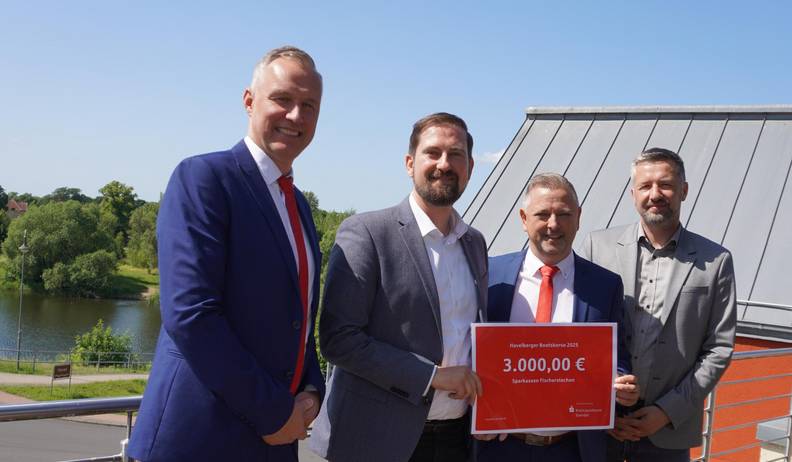 Sparkasse Stendal unterstützt den 30. Havelberger Bootskorso mit 3.000 Euro sparkasse stendal unterst tzt den 30. havelberger bootskorso mit 3.000 euro dankesch n