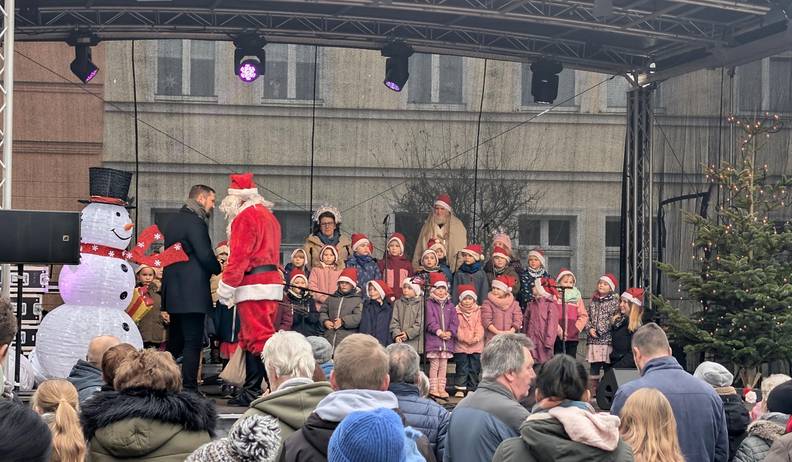 havelberger weihnachtsmarkt weihnachtsmann b rgermeister und havelspatzen
