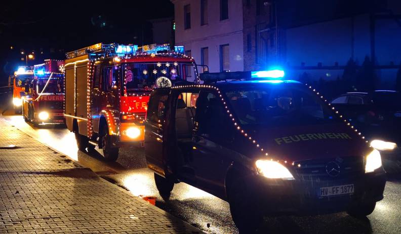 Feuerwehr kommt als "Weihnachtsmann" vorbei Feuerwehr bereitet vorweihnachtliche Freuden